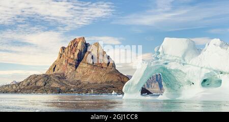 Città sull'isola di Uummannaq. Groenlandia, Danimarca. Foto Stock