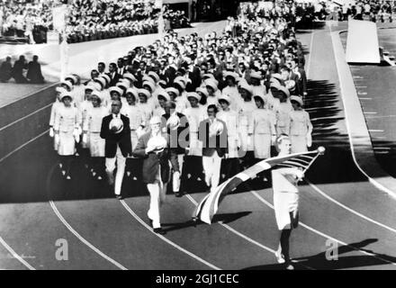 OLIMPIADI, GIOCHI OLIMPICI DI SPORT - LA XVIII 18A OLYMPIADE A TOKYO, GIAPPONE - CERIMONIA DI APERTURA DELLA SQUADRA BRITANNICA MARCHES IN STADIUM ; 10 OTTOBRE 1964 Foto Stock