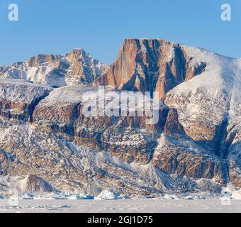 Ghiaccioli di fronte all'isola di Appat, congelati nel ghiaccio marino del sistema di fiordi Uummannaq durante l'inverno. Groenlandia, territorio danese Foto Stock