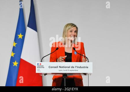 Agnes Pannier Runacher, il delegato del settore del governo Macron, parla durante la cerimonia di apertura al Global Industry show di Eurexpo Lyon. Il primo ministro francese Jean Castex e il delegato responsabile dell'industria Agnès Pannier-Runacher hanno aperto la fiera mondiale dell'industria a Lione (Francia). In questa occasione hanno insistito sulla necessità dell'indipendenza industriale e hanno rinnovato gli aiuti per l'assunzione di apprendisti. Questa è la prima fiera che si tiene dall'inizio dell'epidemia di Coronavirus. È accessibile solo al titolare del pass sanitario. Foto Stock