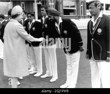 La regina Elisabetta II scuote le mani con Cricketer Bishen Singh Bedi 1967 Foto Stock