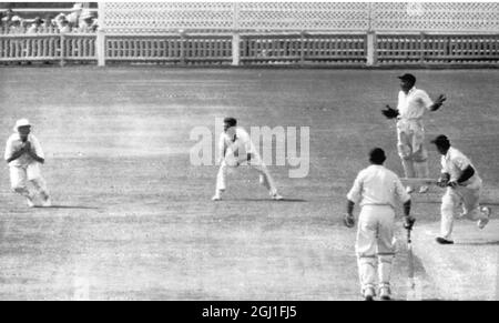 Cricketers Godfrey Evans è catturato da Richie Benaud 1959 Foto Stock