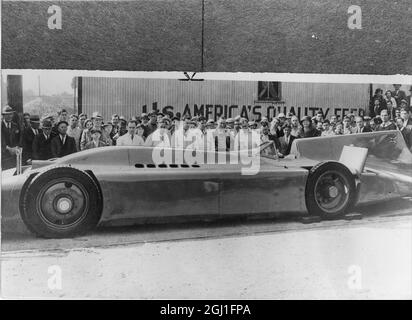 Sir Malcolm Campbell : 11 Marzo 1885 - 31 Dicembre 1948 Automobile inglese e giornalista automobilistico , visto nella sua auto da corsa Bluebird 1 a Daytona , Florida , USA 1935 Foto Stock