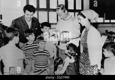 Inca , Palma : la stella inglese di calcio Bobby Charlton firma il suo autografo su un calcio per i bambini del locale she maker . I Charlton sono in vacanza in questa famosa località spagnola. 26 giugno 1968 Foto Stock