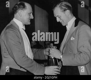 Generale maggiore Sir David Dawney Commandant a Sandhurst (a sinistra) con il capitano M P Stourton delle guardie Grenadier - Sandhurst Beagles Ball, Sandhurst College, Camberley, Surrey - 22 dicembre 1953 Foto Stock