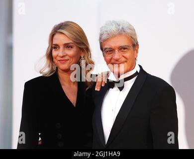 Italia, Lido di Venezia, 7 settembre 2021 : il regista Mario Martone e la moglie Ippolita di Majo, partecipano al tappeto rosso del film 'qui Rido Io' durante il 78° Festival Internazionale del Cinema di Venezia, il 07 settembre 2021 a Venezia. Foto © Ottavia da Re/Sintesi/Alamy Live News Foto Stock