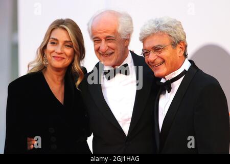 Italia, Lido di Venezia, 7 settembre 2021 : toni Servillo, regista Mario Martone e moglie Ippolita di Majo, partecipano al tappeto rosso del film 'qui Rido Io' durante il 78° Festival Internazionale del Cinema di Venezia, il 07 settembre 2021 a Venezia. Foto © Ottavia da Re/Sintesi/Alamy Live News Foto Stock