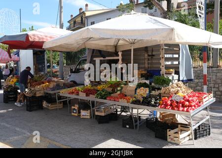 San Bartolomeo in Galdo (Benevento), Italia - 29 agosto 2021 Italia meridionale: Mercato domenicale in città. Giornata estiva soleggiata. Bancarelle con frutta, piante, fiori Foto Stock