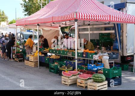 San Bartolomeo in Galdo (Benevento), Italia - 29 agosto 2021 Italia meridionale: Mercato domenicale in città. Giornata estiva soleggiata. Bancarelle con frutta, piante, fiori Foto Stock