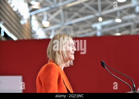 Agnes Pannier Runacher, il delegato del settore del governo Macron, parla durante la cerimonia di apertura al Global Industry show di Eurexpo Lyon. Il primo ministro francese Jean Castex e il delegato responsabile dell'industria Agnès Pannier-Runacher hanno aperto la fiera mondiale dell'industria a Lione (Francia). In questa occasione hanno insistito sulla necessità dell'indipendenza industriale e hanno rinnovato gli aiuti per l'assunzione di apprendisti. Questa è la prima fiera che si tiene dall'inizio dell'epidemia di Coronavirus. È accessibile solo al titolare del pass sanitario. (Foto di Laurent Coust/S Foto Stock