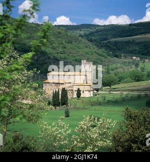 Abbazia di Sant Antimo monastero benedettino in primavera, Castelnuovo dell'Abate, Toscana, Italia, Europa Foto Stock