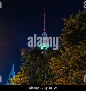 Germania, Berlino, Mitte 7 settembre 2021. I berlinesi si godono il Festival annuale delle luci mentre gli artisti di luci internazionali illuminano i monumenti e gli edifici della capitale con un'illuminazione abbagliante. Foto Stock