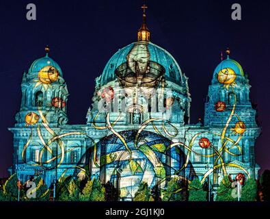 Germania, Berlino, Mitte 7 settembre 2021. I berlinesi si godono il Festival annuale delle luci mentre gli artisti di luci internazionali illuminano i monumenti e gli edifici della capitale con un'illuminazione abbagliante. Foto Stock