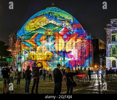 Germania, Berlino, Mitte 7 settembre 2021. I berlinesi si godono il Festival annuale delle luci mentre gli artisti di luci internazionali illuminano i monumenti e gli edifici della capitale con un'illuminazione abbagliante. Foto Stock