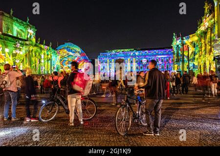 Germania, Berlino, Mitte 7 settembre 2021. I berlinesi si godono il Festival annuale delle luci mentre gli artisti di luci internazionali illuminano i monumenti e gli edifici della capitale con un'illuminazione abbagliante. Foto Stock