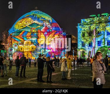 Germania, Berlino, Mitte 7 settembre 2021. I berlinesi si godono il Festival annuale delle luci mentre gli artisti di luci internazionali illuminano i monumenti e gli edifici della capitale con un'illuminazione abbagliante. Foto Stock