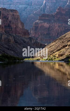 USA, Arizona. Gita in barca lungo il fiume Colorado, il parco nazionale del Grand Canyon. Foto Stock