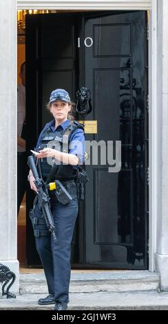 Londra, Regno Unito. 8 settembre 2021. Un pacchetto sospetto a Whitehall ha causato la chiusura della strada e l'evacuazione parziale di Downing Street. Ufficiale armato alla porta del 10 Downing Street Credit: Ian Davidson/Alamy Live News Foto Stock