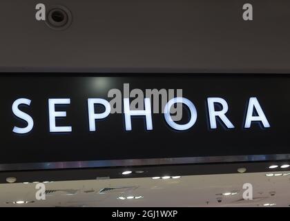 Polonia, Poznan - 07 Sep, 2021: Negozio di prodotti di bellezza Sephora. Insegna del negozio, logotipo. Primo piano. Foto Stock