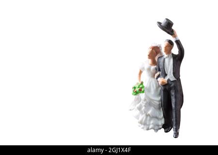 Coppia di sposi, sposi e sposi in miniatura isolati su sfondo bianco con percorso di taglio Foto Stock