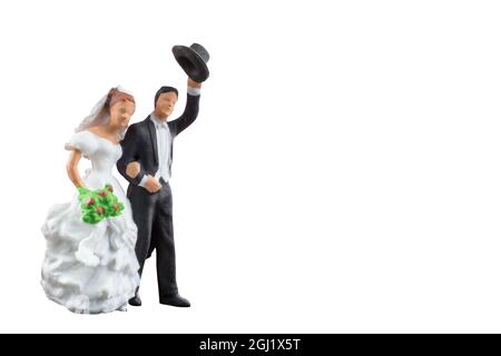 Coppia di sposi, sposi e sposi in miniatura isolati su sfondo bianco con percorso di taglio Foto Stock