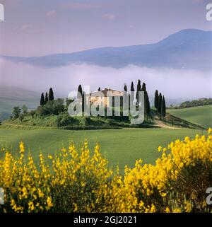 Agriturismo toscano con cipressi in un paesaggio mite all'alba, San Quirico d'Orcia, Provincia di Siena, Toscana, Italia, Europa Foto Stock