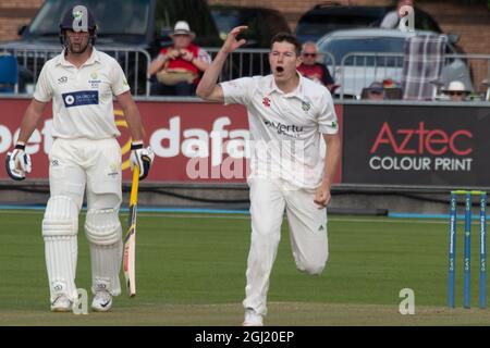 Chester le Street, Inghilterra, 5 settembre 2021. Il bowler di Durham Matthew Potts gettando la sua mano in su ad una mancanza vicina contro Glamorgan durante la loro partita LV= del campionato della contea di assicurazione a Chester le Street. Il non-attaccante è il capitano di Glamorgan Chris Cooke Credit: Colin Edwards Foto Stock