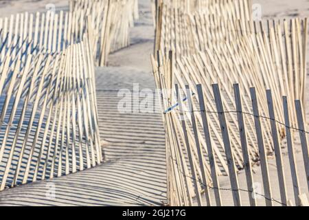 USA, Massachusetts, Nantucket Island. Madaket. Spiaggia di Madaket, recinzione di sabbia e ombre. Foto Stock