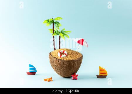 Concetto creativo di spiaggia fatto di frutta di cocco, palme e roba d'estate. Sfondo estivo minimo. Foto Stock