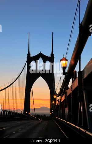 USA, Oregon, Portland. St Johns Bridge all'alba. Credit as: Steve Terrill / Galleria Jaynes / DanitaDelimont.com Foto Stock