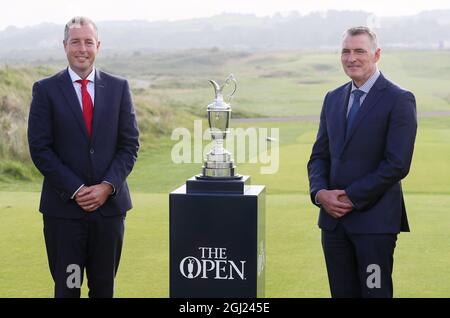 Paul Givan (a sinistra), primo ministro dell'Irlanda del Nord, E Declan Kearney, MLA NI Junior Ministro, con la brocca Claret sulla prima tee box al Royal Portrush Golf Club prima dell'annuncio che il 153esimo Open campionato si svolgerà sul campo mentre il campionato Open sta tornando al Royal Portrush golf club nel 2025. Data foto: Mercoledì 8 settembre 2021. Foto Stock