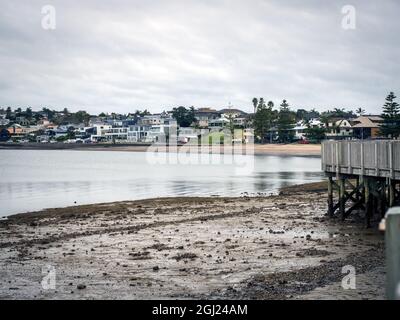 AUCKLAND, NUOVA ZELANDA - 07 luglio 2021: Vista prospettica di Bucklands Beach a Half Moon Bay Marina percorso in legno Foto Stock