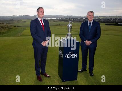 Paul Givan (a sinistra), primo ministro dell'Irlanda del Nord, E Declan Kearney, MLA NI Junior Ministro, con la brocca Claret sulla prima tee box al Royal Portrush Golf Club prima dell'annuncio che il 153esimo Open campionato si svolgerà sul campo mentre il campionato Open sta tornando al Royal Portrush golf club nel 2025. Data foto: Mercoledì 8 settembre 2021. Foto Stock