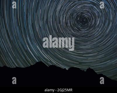 WA, Alpine Lakes Wilderness, Ingalls Pass, Star Trails intorno a Polaris Foto Stock