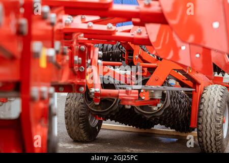 Macchine agricole. Primo piano delle unità tecniche e dei meccanismi delle macchine agricole. Molle ed elementi di sospensione Foto Stock