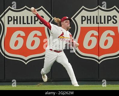 St. Louis, Stati Uniti. 08 settembre 2021. St. Louis Cardinals Center il fielder Harrison Bader lancia il baseball dopo un doppio da Los Angeles Dodgers Trea Turner nel terzo inning al Busch Stadium di St. Louis martedì 7 settembre 2021. Foto di Bill Greenblatt/UPI Credit: UPI/Alamy Live News Foto Stock