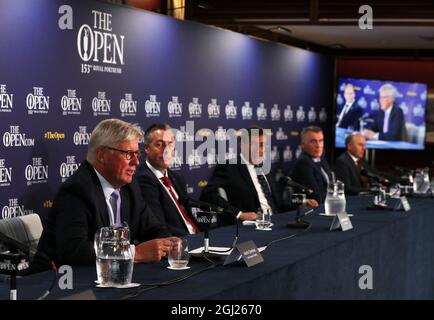 Martin Slumbers (a sinistra), Chief Executive della R&A, con Paul Givan, primo Ministro dell'Irlanda del Nord, David Meacher, Chairman Professional Championships Committee della R&A, Declan Kearney, MLA NI Junior Minister, E il dottor Ian Kerr, capitano del Royal Portrush, durante l’annuncio che il 153° campionato Open si svolgerà al Royal Portrush Golf Club mentre il campionato Open torna al campo nel 2025. Data foto: Mercoledì 8 settembre 2021. Foto Stock