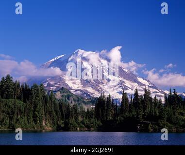 Washington state, Mount Rainier National Park, Mount Rainier, vista dal lago Eunice Foto Stock