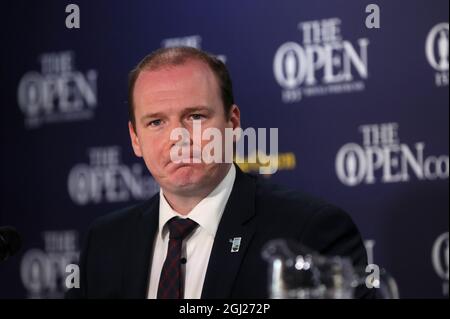 Gordon Lyons, MLA NI Ministro dell'Economia, durante l'annuncio che il 153° campionato Open si svolgerà al Royal Portrush Golf Club mentre il campionato Open torna in campo nel 2025. Data foto: Mercoledì 8 settembre 2021. Foto Stock