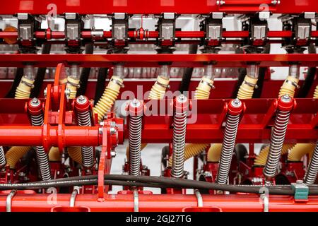 Macchine agricole. Primo piano delle unità tecniche e dei meccanismi delle macchine agricole. Molle ed elementi di sospensione Foto Stock