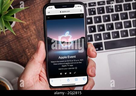 Antalya, Turchia - 8 settembre 2021: Mani che tengono iPhone con il logo Apple Event 2021 sullo schermo. Foto Stock