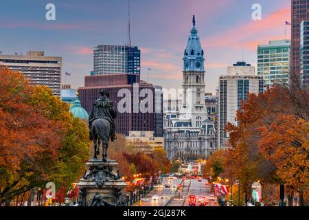 Philadelphia, Pennsylvania, USA in autunno si affaccia su Benjamin Franklin Parkway. Foto Stock