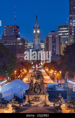 Philadelphia, Pennsylvania, USA in autunno si affaccia su Benjamin Franklin Parkway. Foto Stock