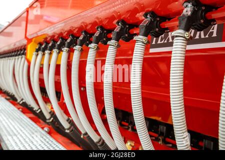 Primo piano delle unità tecniche e dei meccanismi delle macchine agricole. Elementi strutturali per coltivazione e raccolta Foto Stock