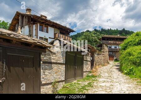 Villaggio di Kovachevitsa con autentici del XIX secolo e ospita, Blagoevgrad Regione, Bulgaria Foto Stock