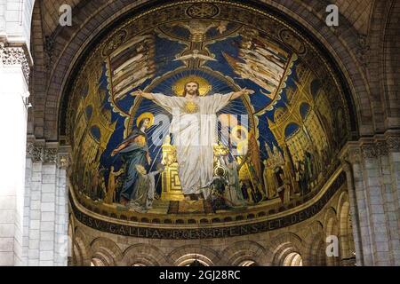 PARIGI, FRANCIA - 10 agosto 2021: L'interno della Basilica del Sacro cuore di Parigi con la foto di Cristo sul soffitto. Foto Stock