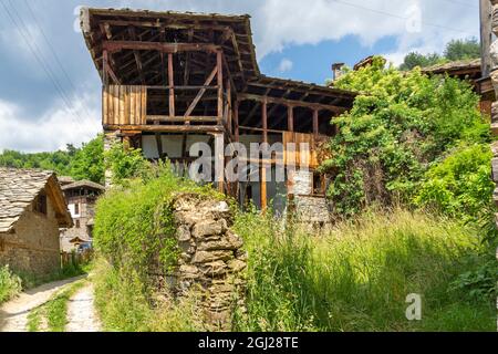 Villaggio di Kovachevitsa con autentici del XIX secolo e ospita, Blagoevgrad Regione, Bulgaria Foto Stock