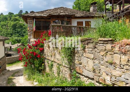 Villaggio di Kovachevitsa con autentici del XIX secolo e ospita, Blagoevgrad Regione, Bulgaria Foto Stock