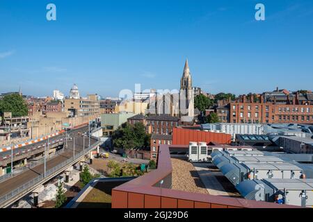 Vista verso il centro di Nottingham dal tetto del nuovo College City Hub, Nottinghamshire England UK Foto Stock