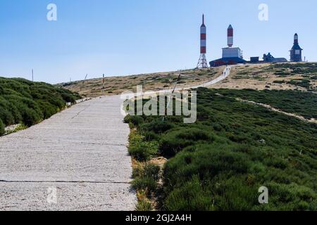 Strada per trasmettere antenne di radio e televisione in Guarramillas o Bola del Mundo montagna Foto Stock